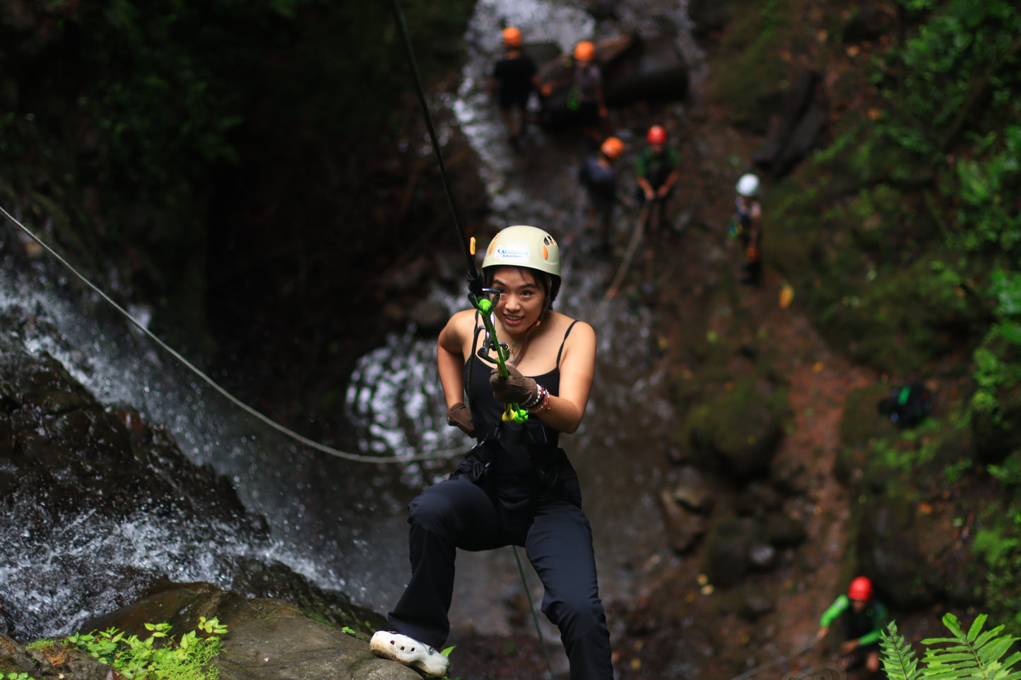 Aventura de barranquismo y rápel en cascadas en Arenal