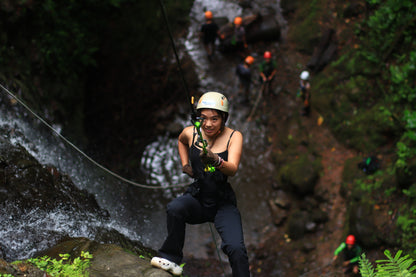 Aventura de barranquismo y rápel en cascadas en Arenal