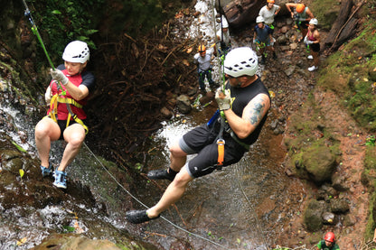 Aventura de barranquismo y rápel en cascadas en Arenal