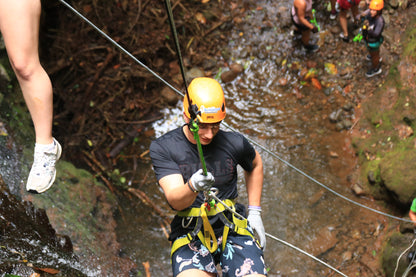 Aventura de barranquismo y rápel en cascadas en Arenal