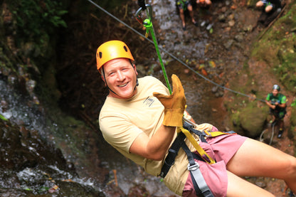 Aventura de barranquismo y rápel en cascadas en Arenal