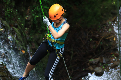 Aventura de barranquismo y rápel en cascadas en Arenal