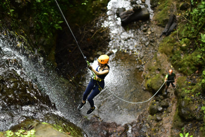 Aventura de barranquismo y rápel en cascadas en Arenal