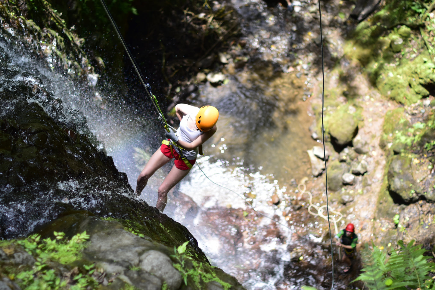 Aventura de barranquismo y rápel en cascadas en Arenal