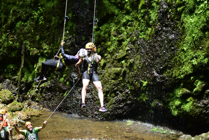 Aventura de barranquismo y rápel en cascadas en Arenal