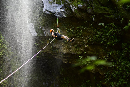 Aventura de barranquismo y rápel en cascadas en Arenal